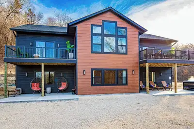 Image de Brand New/Secluded/Fully-loaded/Golf sim/Theater/Game room/Firepit/Hot tub