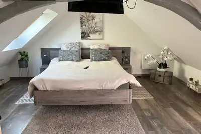 Image de Maison de charme en Pierre au bord de l'eau dans un petit village familial