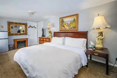 Image de Americana Room. Elegant room with a King-Size bed, en suite bathroom, and mountain views. Sleeps 2. <br>A gourmet breakfast is Free and served fresh each morning. <br>Americana Room is located on the second floor of Mountain Treasure Bed and Breakfast