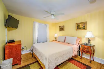 Image de Country Room. Cozy room with a Queen-Size bed, en-suite bathroom, and Free breakfast. Sleeps 2.