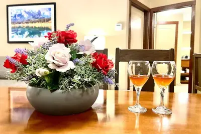 Image de 🌍 2 Hot Tubs | ⛰️ Mt. View | 🌟 Spa 🚿 |⭐️ Near Dt