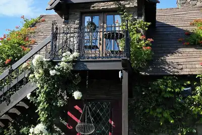 Image de Briarwood Cottage & Apartment is a charming English-inspired storybook cottage!