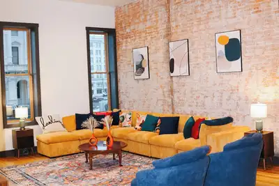 Boujee on Third: 2-bedroom condo in Beautiful Downtown Marion