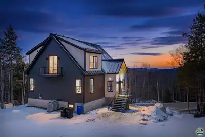 Image de New. Minutes from Slopes. Firepit. 2-Fireplaces. Hot Tub. Sauna. Rec Room. Bunk Room