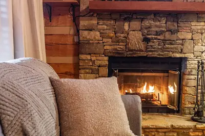 Image de HoneyView • Private Cabin w/Mountain Views • Hot Tub • 15m to Pigeon Forge