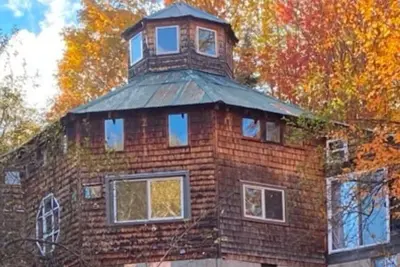 Image de Mountain Cottage in the woods.
