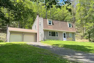 Image de New owner special - The House of Maples: 3 bedroom + 2. 5 bath in Millerton Ny