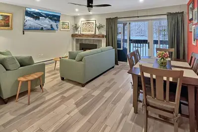 Image de Gateway Condominiums A10, a spacious 2-bedroom retreat in Mendon, Vermont, for up to 6 guests.