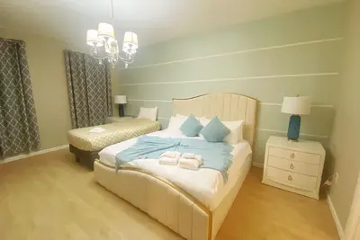 Image de 2391Spacious   15b. R lake view villa, 17 B. A, 23 Bd, sleeps 40+, close to Disney