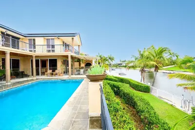 Image de Benowa Bliss Retreat - Waterfront with Skyline Views