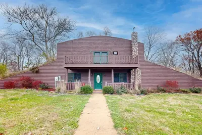 Image de Cozy Hobbit House inspired home with large balcony and front porch
