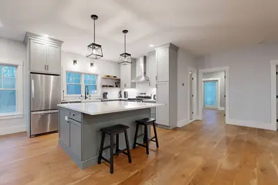 Image de Cozy apartment across from kid friendly park with W\/D, Ac, games, & pond view