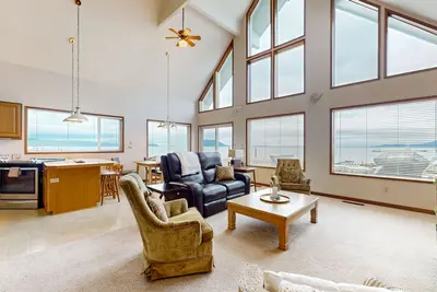 Image de Charming waterfront cabin with expansive decks, and direct beach access