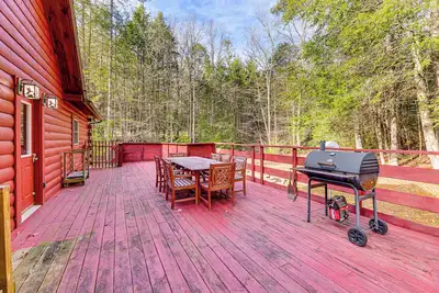 Image de 15 Mi to Snowshoe Resort: Cabin w/ Deck & Fire Pit