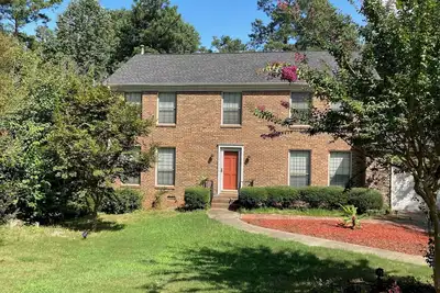 Image de Charming 4-bedroom house with fireplace, sunroom, & massive back yard.