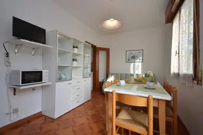 Image de Maison moderne dans une résidence avec piscine