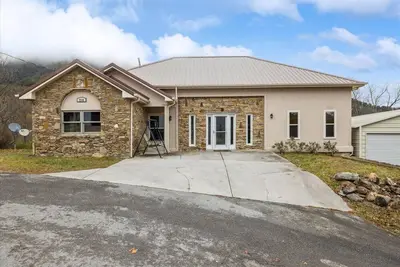 Image de Hawks Nest by Beyond Expectations: 3br Cabin w/ Hot Tub, Arcade & Mountain Views