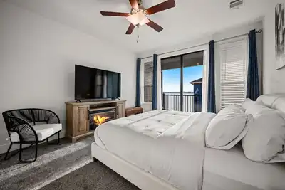 Image de Luxury Lake House • Private Office Space