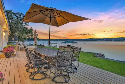 Image de Sunset Lakehouse: Stunning Views + Lake Fun!