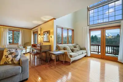 Image de Mountain View Chalet Fabulous views from the hot tub with large entertaining area just off Killington Road. The Killington golf course and Green Mountain National Golf Course are just a few minutes from this location.