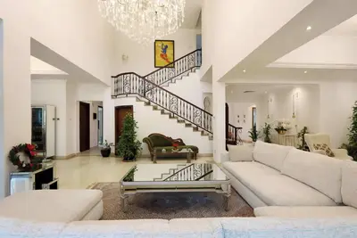 Image de Livbnb-Exquisite 4br Villa with Maid's Room in Jumeirah Islands Cluster 23