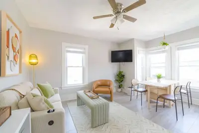 Image de Downtown House Sleeps 10 with 3 King Beds and More