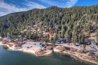 Image de Scenic and Serene Lake House! 4 bedroom 2 bath home bordering the national fores