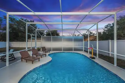 Image de Stylish Stunning & Cozy Heated Pool Home