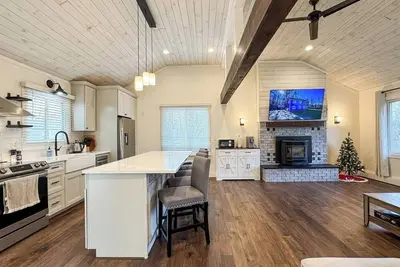 Image de Spacious Mountain Retreat–Near Slopes & Downtown