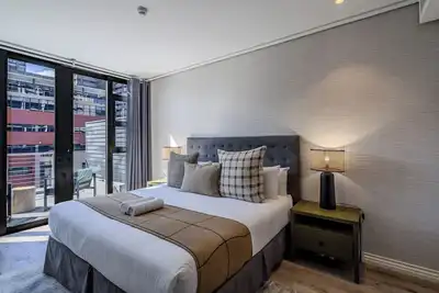 Image de 16 On Bree | Designer 2 bed | Pool + Gym