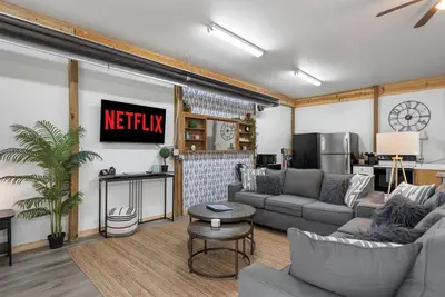 Image de The Garage - Renovated - Caseville Beach - Golf - Kayak - Hike