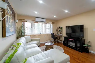 Image de Hidden Delight. \nCharming 2-bedroom apartment close to Jfk Airport