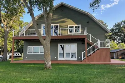 Image de Bare Feet Retreat \nNew, 2nd Floor 3-Br, 2 bath lakefront house on Lake Shetek