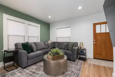 Image de Renovated Midtown Home, Walkers Dream  to Food/Fun