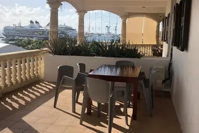 Image de Cozy 2-bedroom apartment, large breezy balcony, view of the  cruise terminal.