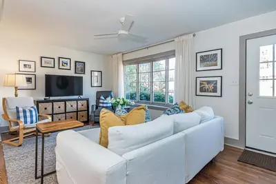 Image de Mid-Term Rental – Beautiful 4-Bedroom Haven in Great Durham Location