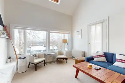 Image de All-seasons condo on shuttle route, ski-in\/out snowshoe trail, fireplace, views