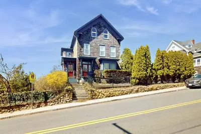 Image de Beautifully renovated home walk to boulevard, town & train
