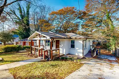 Image de Spacious, dog-friendly home with modern appliances & close to downtown