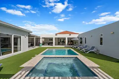 Image de New 5br Villa w/ Man Cave | Palm Beach