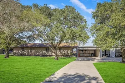 Image de Schertz Country Farmhouse on 1 acre with Gameroom