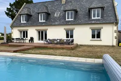 Image de Maison néo-bretonne avec piscine et Wifi dans un quartier calme. 12 pers.