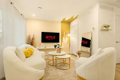 Image de Elegant 2br Suite | 7 Mins to Falls | Sleeps 4!