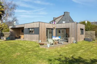 Image de Maison de vacances 'La Cabane - 10 Min Du Port' avec terrasse privée, Wi-Fi et climatisation