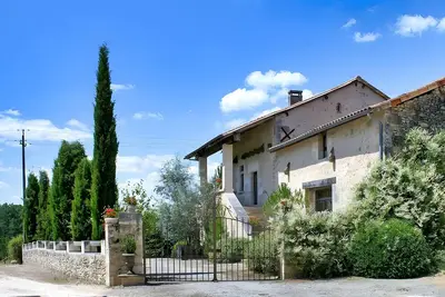 Image de Les Abeilles – Maison de vacances avec piscine privée au cœur du Périgord Vert
