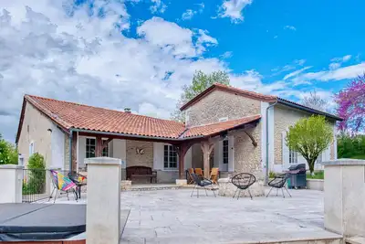 Image de Maisons en pierre rénovées avec piscine et cadre naturel – Un séjour authentique et convivial