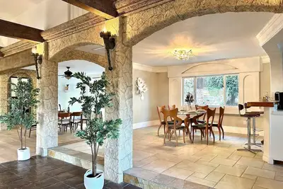 Elegant & Cozy Poolside Villa!