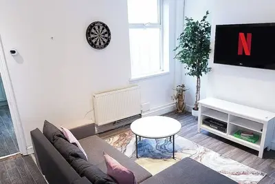 Image de Wolverhampton - 4 Bed House - Free Parking