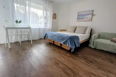 Image de 10 min walk to beach+cafés | Private garden | Ducted Aircon | Bikes