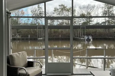 Image de The White Rabbit Cottage. Tranquility, Serenity and Beauty all in one Houseboat